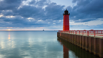 Milwaukee pierhead lighthouse, Sunrise, Wisconsin USA, Windows 10 spotlight HD wallpaper