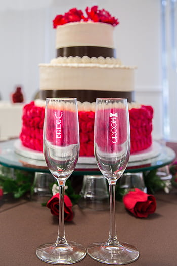 Close-up of a tiered wedding cake with elegant champagne glasses, perfect for celebrations. HD phone wallpaper