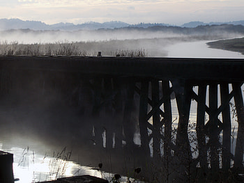 Fern Ridge Reservoir, river, morning, oregon, firefox persona, mist, fog, railroad trestle, sky, mountains HD wallpaper