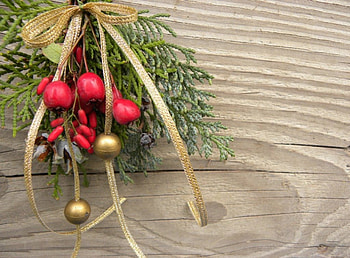 BERRY CHRISTMAS, wood, mistletoe, green, red, ribbons, decorations, berries, gold HD wallpaper