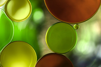 Oil bubbles in water, green, glass, luminos, oil, bubble, orange, water HD wallpaper