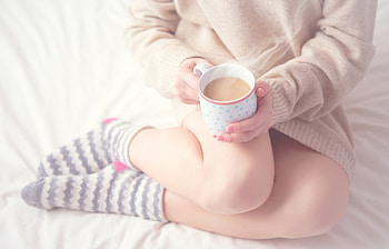 Winter Mood, cozy, night shirt, coffee, women, cup, socks HD wallpaper