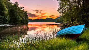 Boat on the river bank, boat, river, bank, beautiful, serenity, tranquil, reflection, sky, abandonded, sunset HD wallpaper