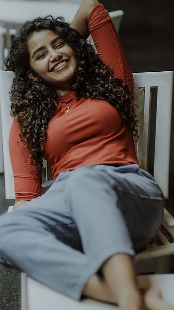 Anupama, multilingual actress HD phone wallpaper