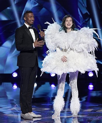 The Swan is Bella Thorne, Singer costumes, Enchanting appearance, Bella Thorne HD phone wallpaper
