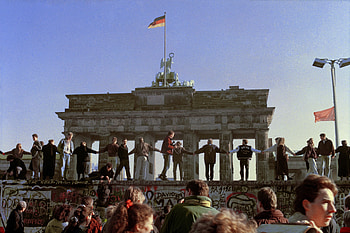 Making history, Remembering Berlin Wall, Iconic moment, Symbol of division HD wallpaper