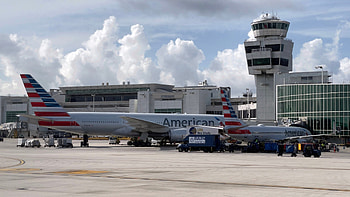 Miami International Airport, Man opens emergency door, Jumps onto wing, Plane HD wallpaper