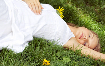 A bed of grass, model, blonde, lying, face, grass, girl, lovely, woman HD wallpaper