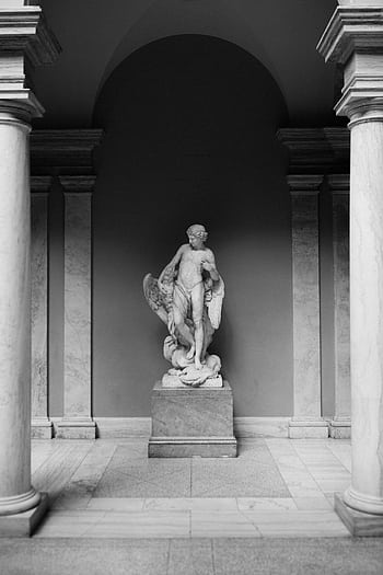 Classic marble sculpture elegantly displayed between columns in Washington, DC museum. HD phone wallpaper