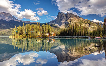 Emerald Lake Lodge Reflection, yoho, trees, clouds, sky, canada, mountains HD wallpaper
