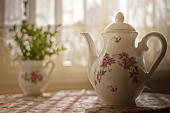Flowers, Miscellanea, Miscellaneous, Blur, Smooth, Table, Vase, Teapot, Kettle HD wallpaper