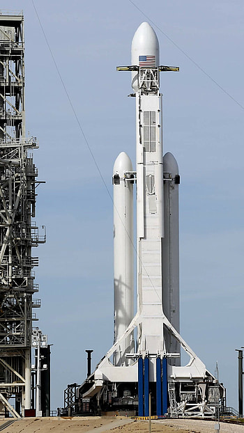 SpaceX Falcon Heavy, Roaring rocket engines, Mission success, Striking launch ry HD phone wallpaper
