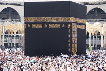 Aerial view of the Kaaba in Mecca surrounded by worshippers during pilgr. HD wallpaper