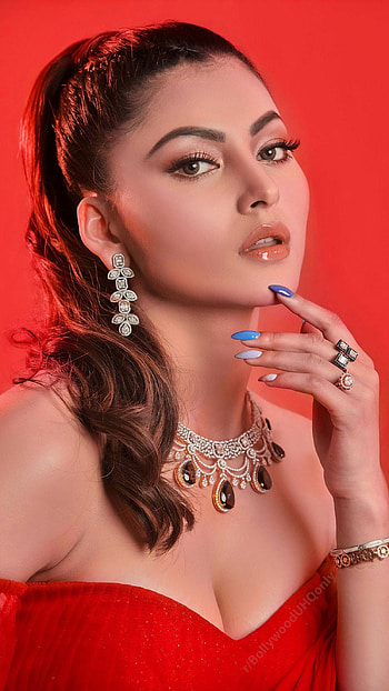 Urvashi Rautela, bollywood actress, , sexy gorgeous, cleavage HD phone wallpaper
