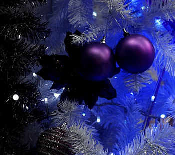 Blue Christmas, ornaments, balls, purple, holiday, decorations, pine branches, christmas balls, christmas tree HD wallpaper