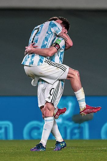 Messi y d paul, deportivo, football, Selección, De paul HD phone wallpaper