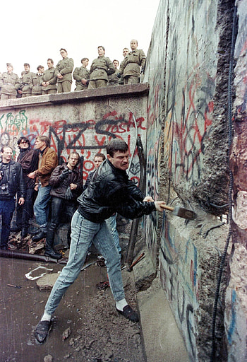 Berlin Wall, Torn down, Longer than it was up, Berlin HD phone wallpaper
