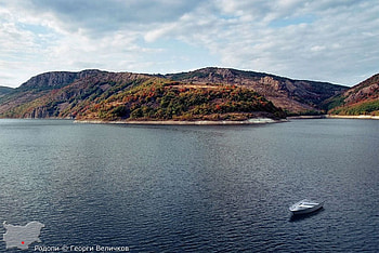 Rodopy mountain, boat, graphy, bulgaria, sky, water, lake, mountain HD wallpaper
