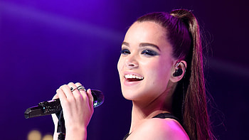Hailee Steinfeld Singer Cute Smile Live Performing 2018, hailee-steinfeld, celebrities, girls, music HD wallpaper