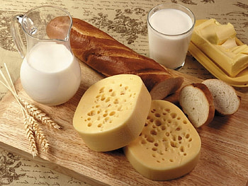 *** A delicious breakfast ***, sery, jedzenie, bulka, mleko HD wallpaper
