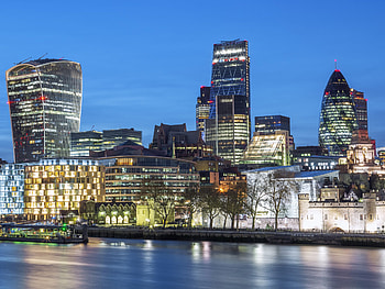 Night skyline, River Thames at night, City lights reflected, Urban glow HD wallpaper