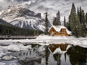 House on the shore of Emerald Lake, Canada, winter, house, lake, shore, reflection, snow, trees, nature, canada, mountains HD wallpaper