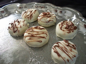 White cookies with chocolate syrup, sweet, white, chocolate, delicious, syrup, fursecuri, dulce, sirop, alb, cookies HD wallpaper