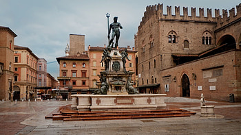 Piazza Maggiore, Bologna HD wallpaper