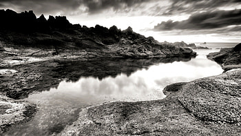 wonderful river to the sea in monochrome, bach, river, fog, reflection, rocks HD wallpaper
