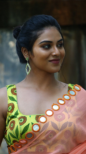 Induja Ravichandran, saree seductive, tamil actress HD phone wallpaper