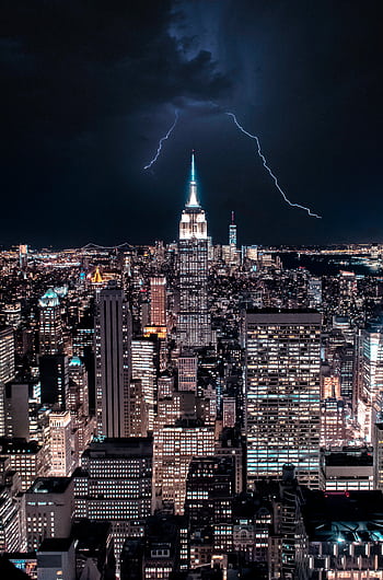 Dramatic view of NY skyline with lightning striking the Empire State Building. HD phone wallpaper