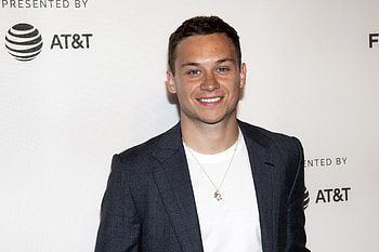 Finn Cole, Semana, Magazine feature HD wallpaper