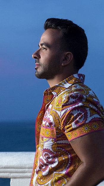 Luis Fonsi, Handsome celebrity, Q , background HD phone wallpaper