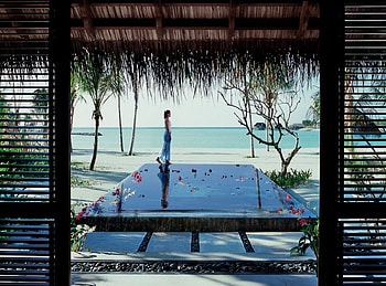 Reethi Rah Beach Villa Hut Bungalow Maldives, island, blue, sand, tropical, vista, beach, Maldives, holiday, desert, islands, ocean, swimming, sea, bungalow, luxury, room, exotic, hotel, paradise, suite, villa, lagoon, retreat, Reethi Rah, view, atoll, spa, pool, resort HD wallpaper