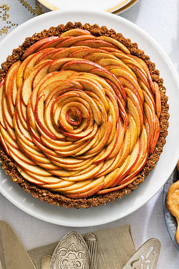 Apple blossom tart, Irresistibly fragrant dessert, Show-stopping presentation, Perfectly spiced HD phone wallpaper