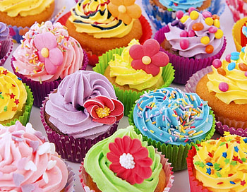 Cupcakes, colorful, food, rainbow, dessert HD wallpaper