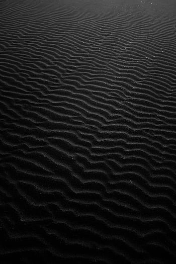 Abstract monochromatic displaying intricate rippling patterns on black sand. HD phone wallpaper