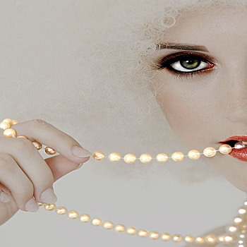 PERLS AND GREEN EYES, white, perls, woman, elegant, pretty, red, face, elegance, lips, green eyes HD wallpaper