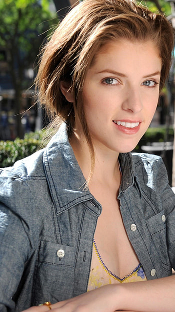 Anna Kendrick, Smiling, Sony Xperia x HD phone wallpaper