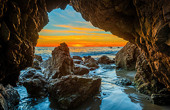 The Stunning Crag Arch At Malibu Beach Usa Embraced By The Majestic Pacific Ocean, cave, ocean, usa, nature HD wallpaper