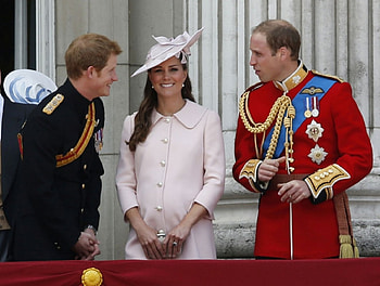 The Queen's Birtay, scarlett uniform, nice hat, black uniform, royal HD wallpaper