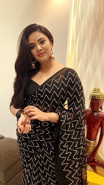 Sreemukhi, saree lover, anchor HD phone wallpaper
