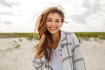 Cute Girl Smiling Looking At Viewer, girls, model, smiling HD wallpaper