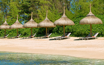 Mauritius Island, Thatched umbrellas, Beach paradise, Coastal scenery HD wallpaper