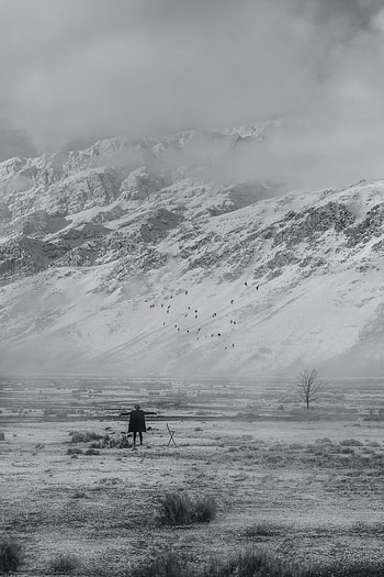 Mountains, Snow, Miscellanea, Miscellaneous, Human, Person, Loneliness, Gesture, Black And White, Black-And-White, dom HD phone wallpaper