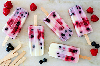 Raspberry, blueberry, fruits, ice candies HD wallpaper