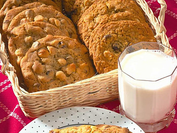 Milk and Cookies, sweet, milk, delicious, cookie, food, drink HD wallpaper