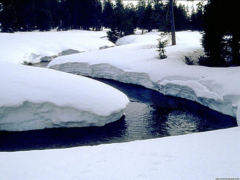 Creek cutting through snow, creek, through, cutting, snow HD wallpaper