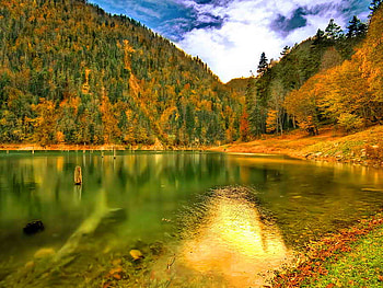 Hidden paradise, colorful, hidden, peaceful, reflection, autumn, calm, slope, fall, paradise, beautiful, lake, mountain, emerald, mirrored, green, clouds, sky, mountainscape HD wallpaper
