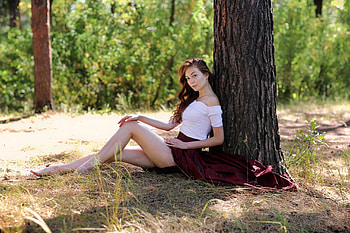 Women Sitting Under The Tree Outdoor, girls, model, outdoors, depth-of-field HD wallpaper